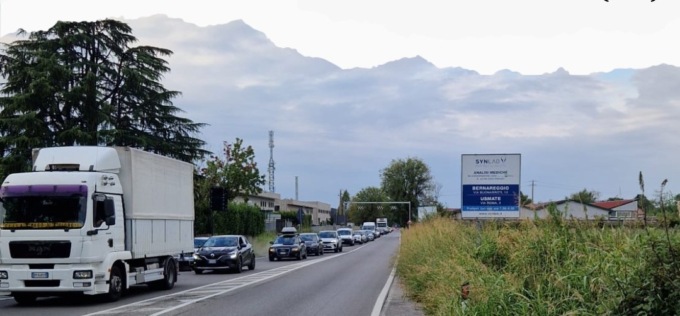 Al passaggio a livello della Sernovella le code non  mancano mai