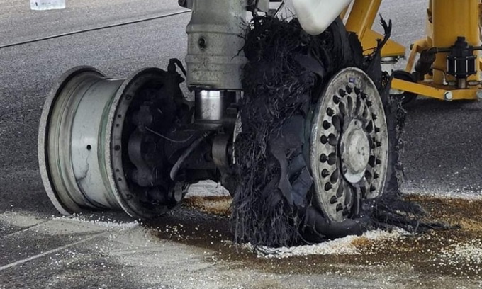 All’atterraggio scoppiano le gomme di un aereo Ryanair: disagi per oltre 25mila passeggeri
