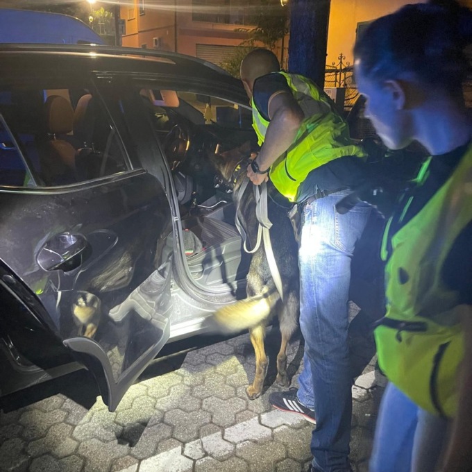 Controlli sulle strade, sequestro di droga e di un’arma