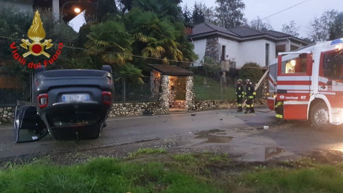 Auto si ribalta, ferita una ragazza