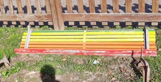 Vandalizzata la panchina contro l’omofobia
