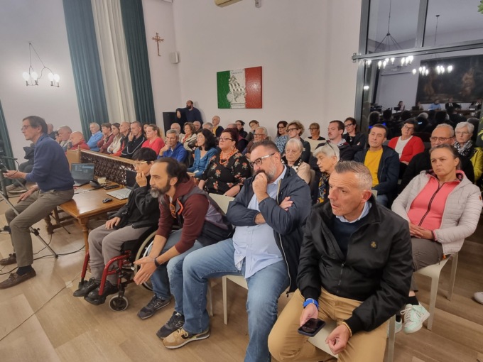 Crollo alla scuola media di Casatenovo, critiche durante il Consiglio: “Le solette non collassano per la pioggia”