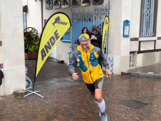 Lecco-Pisa, l’ultramaratoneta Roberto Crippa è partito