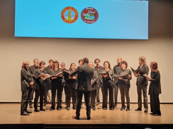 Il Coro La Torr sul palco per ricordare il presidente Pieralberto Villa