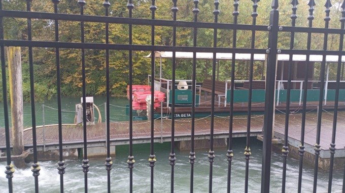 Minaccia di buttarsi nel fiume, arrivano i soccorsi