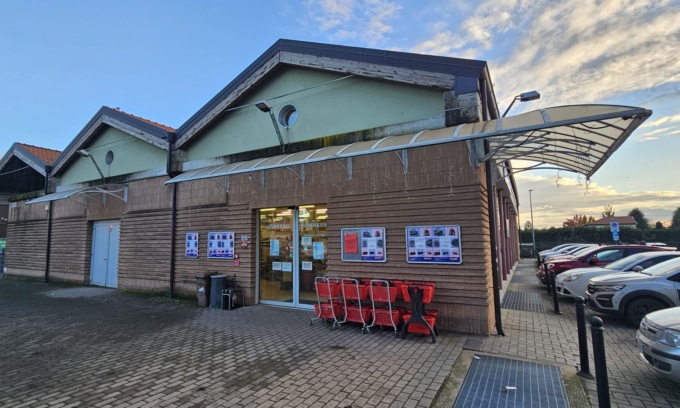 Un’altra rapina al supermercato: puntano la pistola alla cassiera e rubano l’incasso
