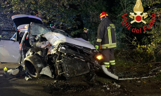 Incidente mortale nel Comasco: perde la vita un giovane, quattro sono gravi