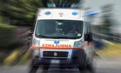 Scontro auto moto davanti all'ospedale, soccorso un 18enne