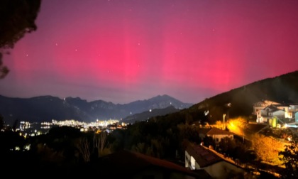 Che spettacolo l'aurora boreale: illuminato il cielo della Brianza e non solo