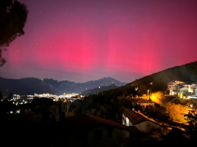Che spettacolo l’aurora boreale: illuminato il cielo della Brianza e non solo