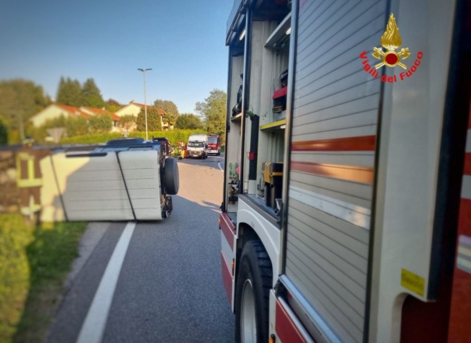 Grave incidente lungo la Provinciale, auto ribaltata