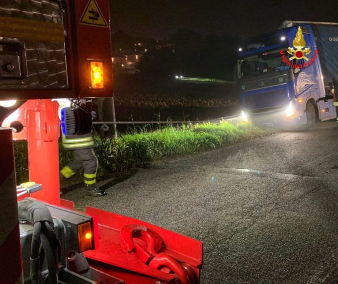 Camion fuori strada, ore di lavoro per recuperarlo