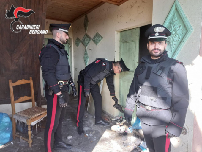 Edificio occupato abusivamente, blitz dei Carabinieri