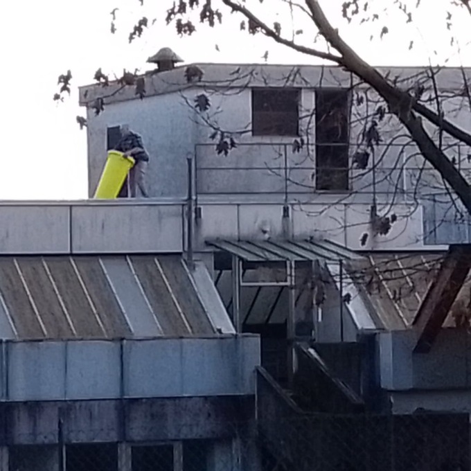 Operai al lavoro sul tetto della scuola media di Casatenovo