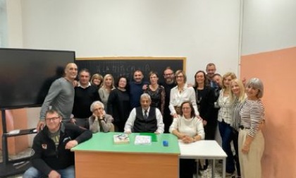 Tornano sui banchi di scuola per festeggiare i 50 anni