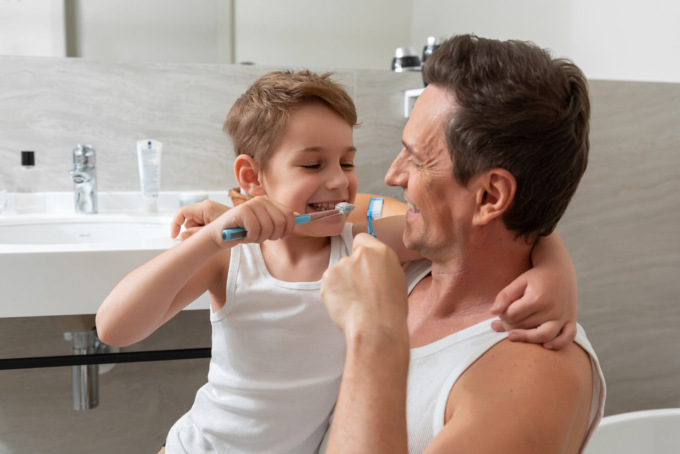 Spazzolino da denti elettrico vs. spazzolino manuale: una scelta che dipende da esigenze e abitudini personali