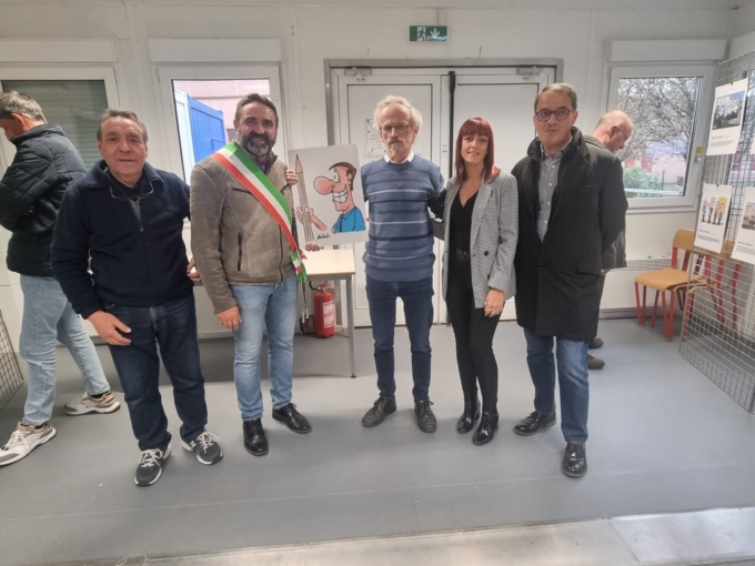 In tanti alla mostra benefica delle vignette di Giovanni Beduschi