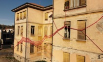 L'installazione di Gabriele Mundula sull'ex scuola di Barzanò in finale a un prestigioso concorso FOTO e VIDEO