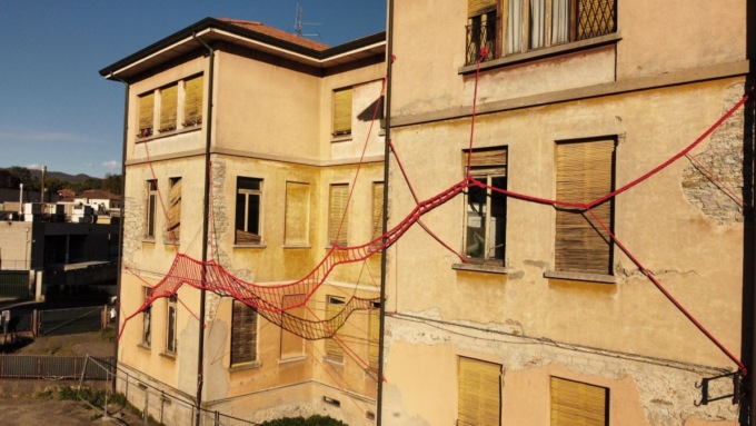 L’installazione di Gabriele Mundula sull’ex scuola di Barzanò in finale a un prestigioso concorso FOTO e VIDEO