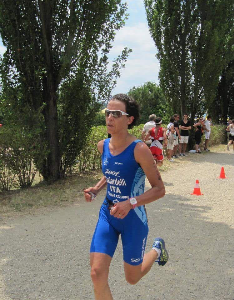 Durante la frazione di corsa al Campionato Italiano di triathlon Medio a Barberino del Mugello (2014). Vice campionessa italiana