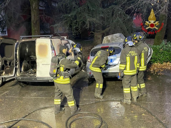 Tre auto in fiamme, indagini in corso per accertare le cause
