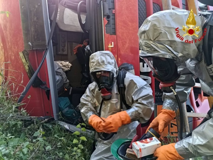 Autocisterna si ribalta sullo svincolo della Valassina: trasportava acido cloridrico