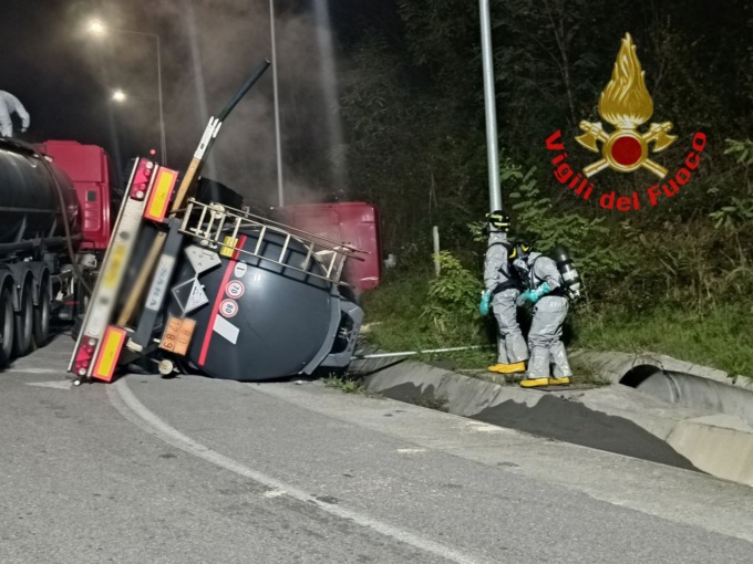 Autocisterna ribaltata: concluse le operazioni di svuotamento e recupero
