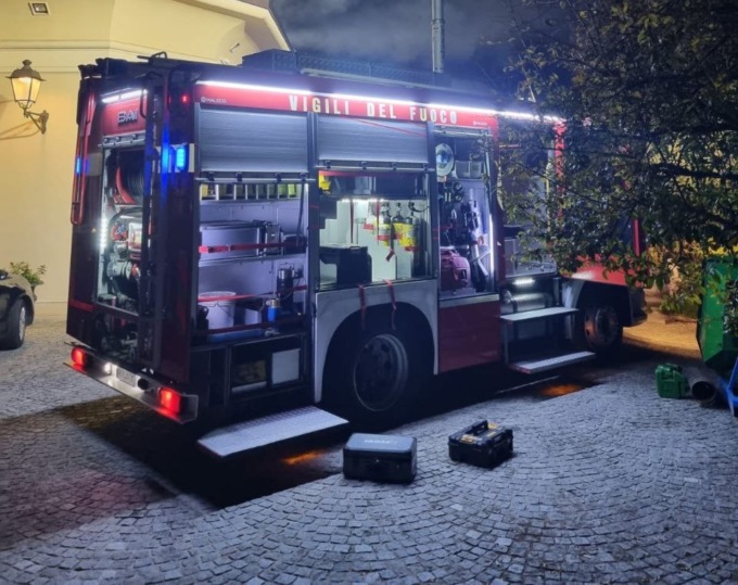 Incendio in una abitazione: a fuoco la canna fumaria