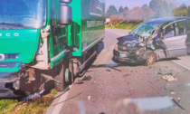 Scontro tra un'auto e un tir sulla statale: soccorso un 45enne