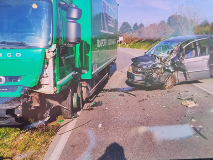 Scontro tra un’auto e un tir sulla statale: soccorso un 45enne