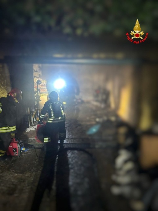 Incendio nella notte, va a fuoco un box