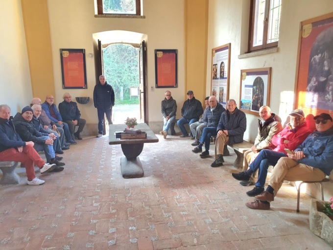 Dalla Valle del Lambro al fiume Adda: turisti in visita alla chiesetta di Santa Maria Addolorata