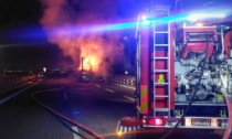 Camion in fiamme lungo la Statale 36, soccorso l'autista