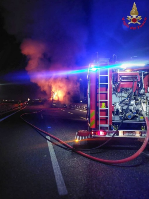 Camion in fiamme lungo la Statale 36, soccorso l’autista