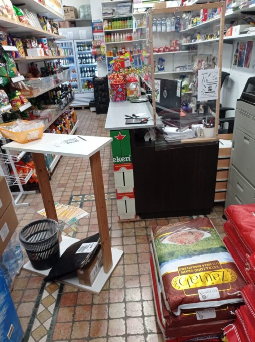 Rapina con machete, negoziante aggredito e derubato