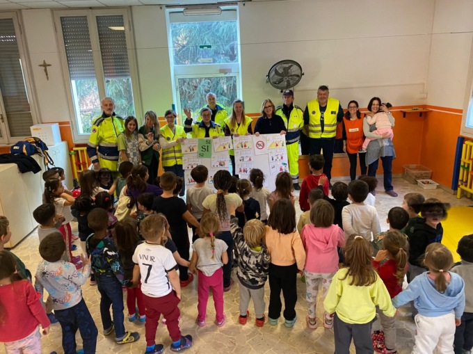 Missaglia, la Protezione civile in visita alla scuola dell’infanzia “Cjoia”