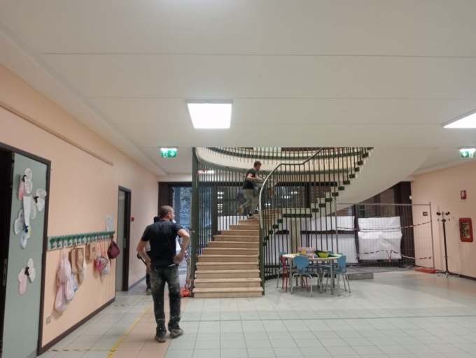 Muro pericolante, paura a scuola: evacuati gli alunni