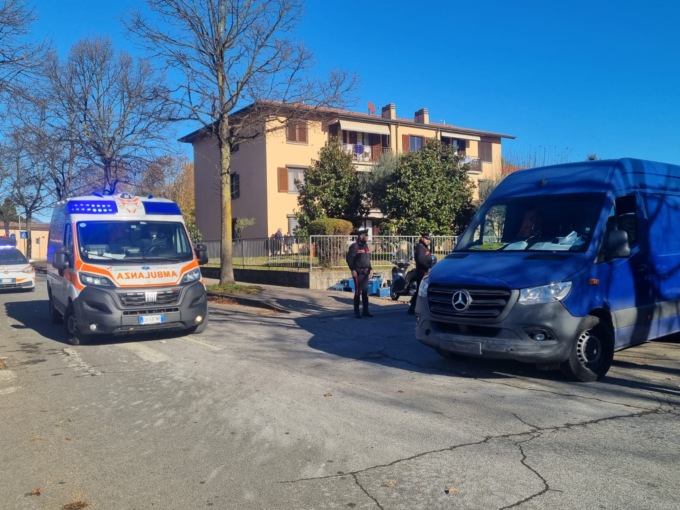 Si schianta in motorino contro un furgone, soccorso un 51enne