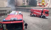 Brucia un box condominiale, Vigili del fuoco in azione