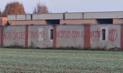 Raid dei No Vax al cimitero