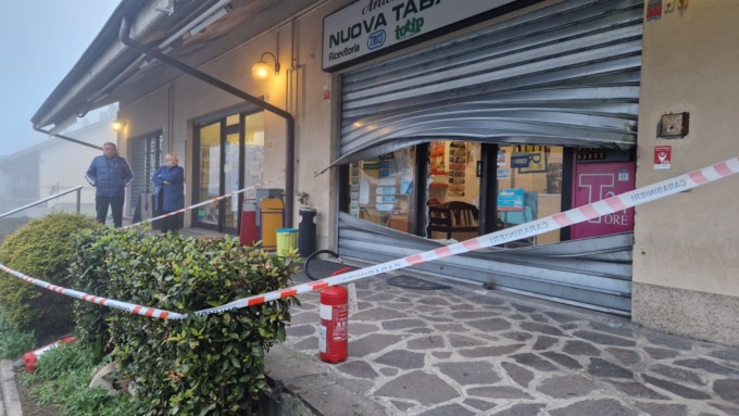 Furto in tabaccheria: sfondato il vetro con due estintori