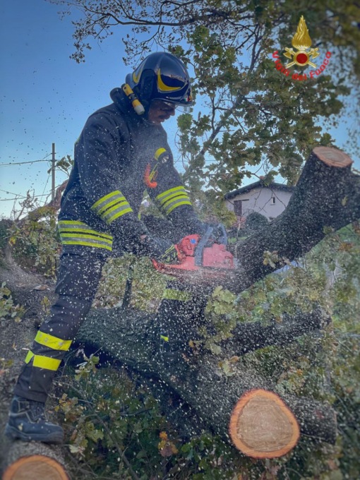 Forte vento, tanti interventi dei Vigili del fuoco