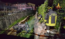 Finiscono con l'auto nel torrente e si danno alla fuga