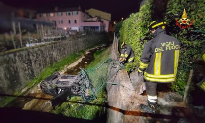 Finiscono con l'auto nel torrente e si danno alla fuga