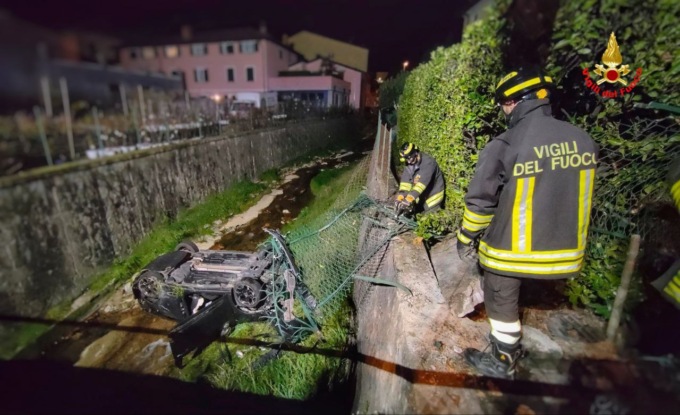 Finiscono con l’auto nel torrente e si danno alla fuga