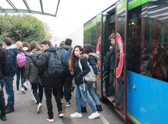Disservizi Trenord, persino il bus sostitutivo arriva in ritardo