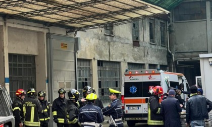 Tragedia sul lavoro, morto l'operaio rimasto schiacciato a Erba