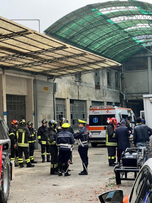 Tragedia sul lavoro, morto l’operaio rimasto schiacciato a Erba