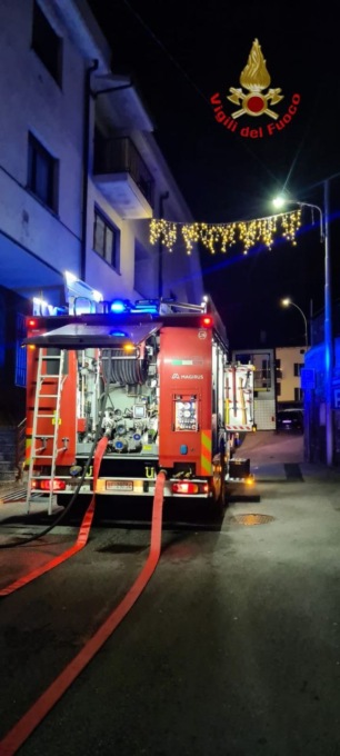 Pompieri in azione per un incendio tetto