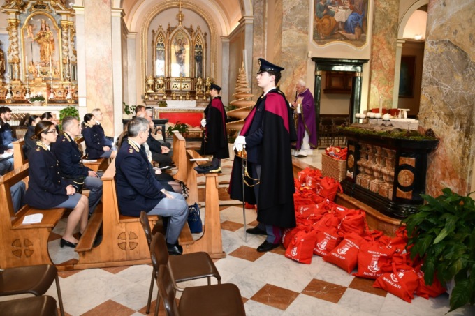 La Polizia di Lecco dona generi alimentari ai bisognosi